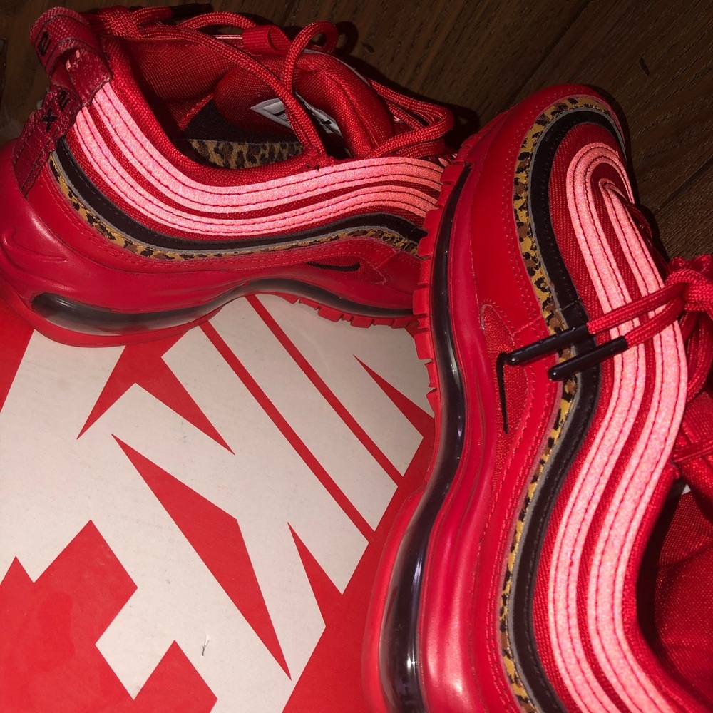 Cheetah print red air Nike Size 6-7